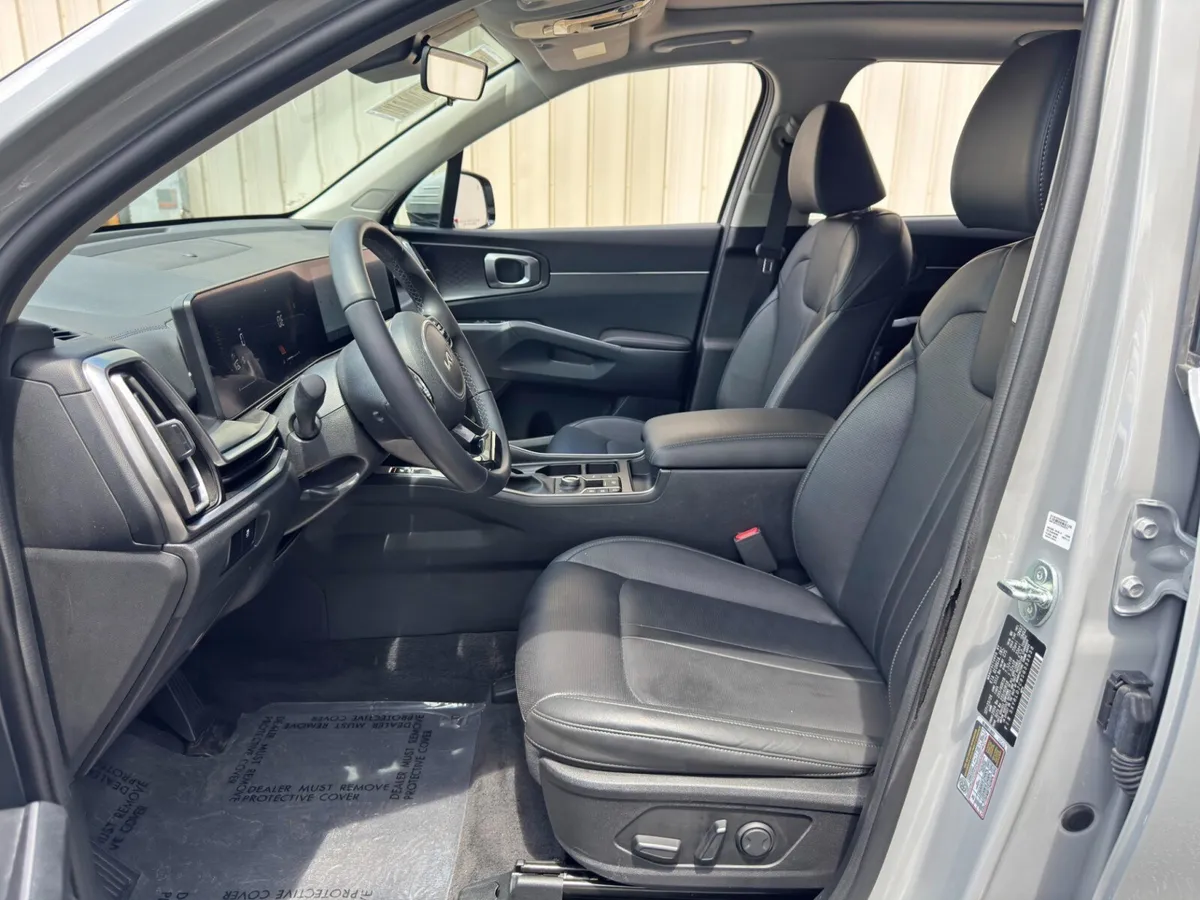 2025 Kia Sorento S thumbnail 16