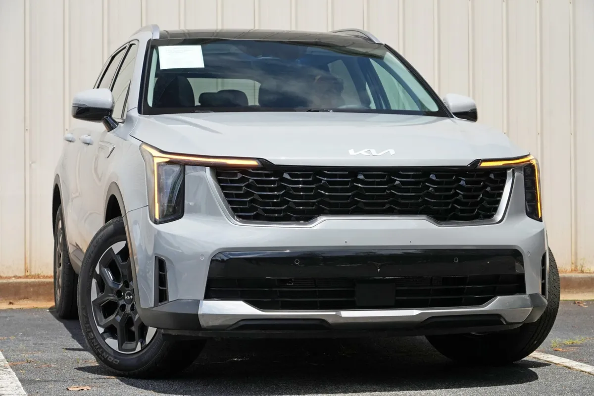 2025 Kia Sorento S thumbnail 2