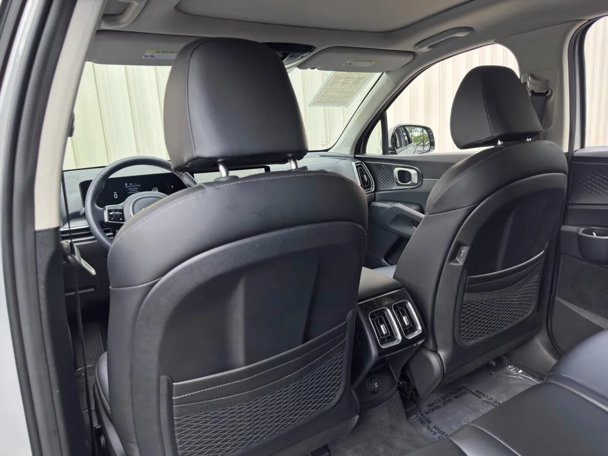 2025 Kia Sorento S thumbnail 34