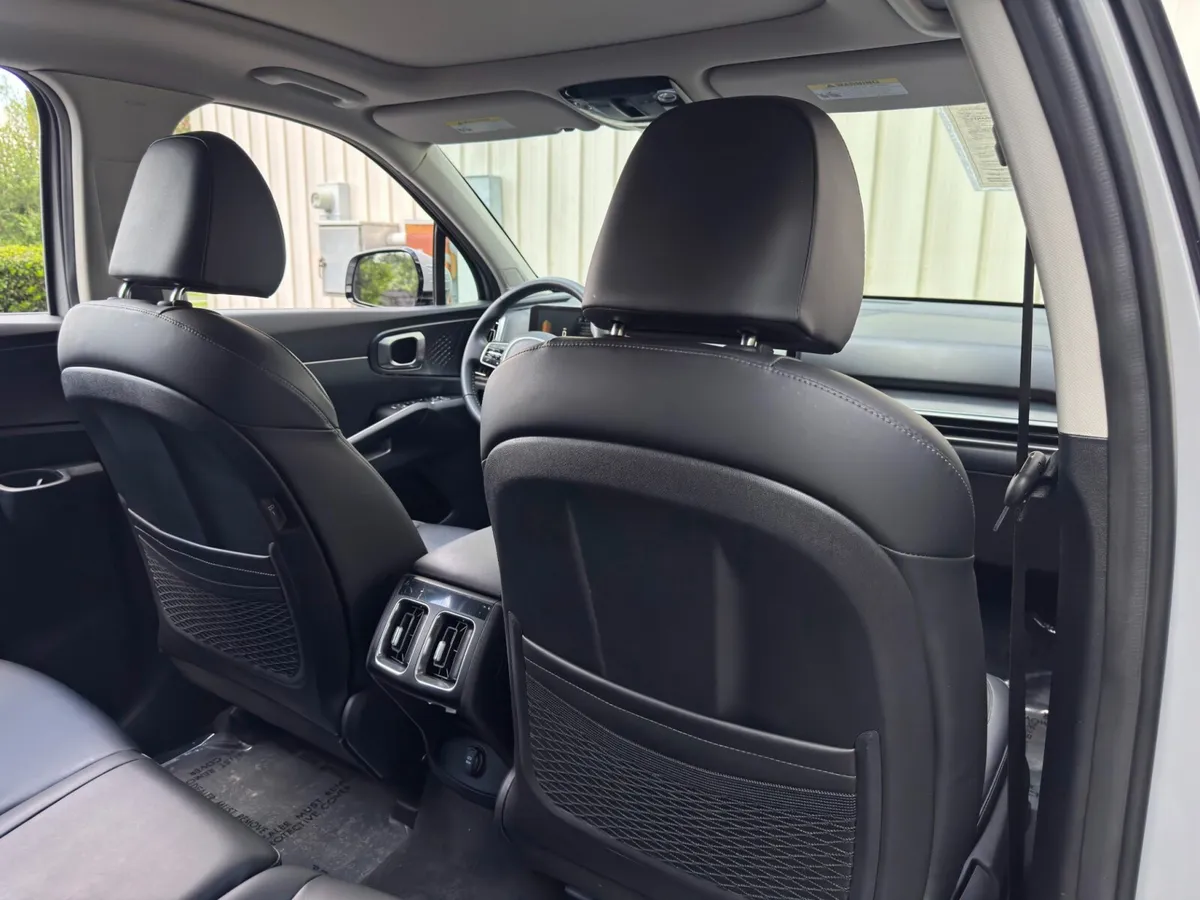 2025 Kia Sorento S thumbnail 35