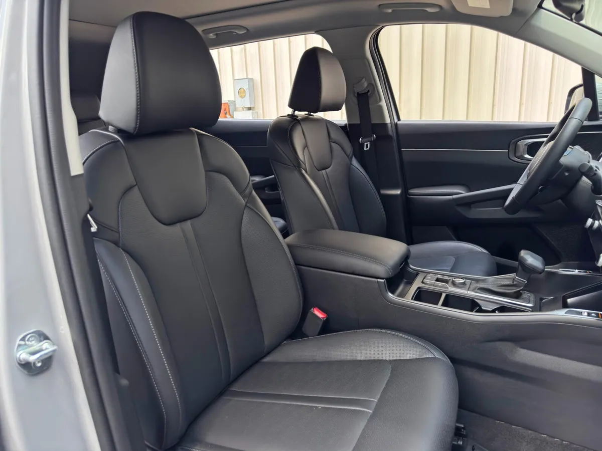2025 Kia Sorento S thumbnail 36