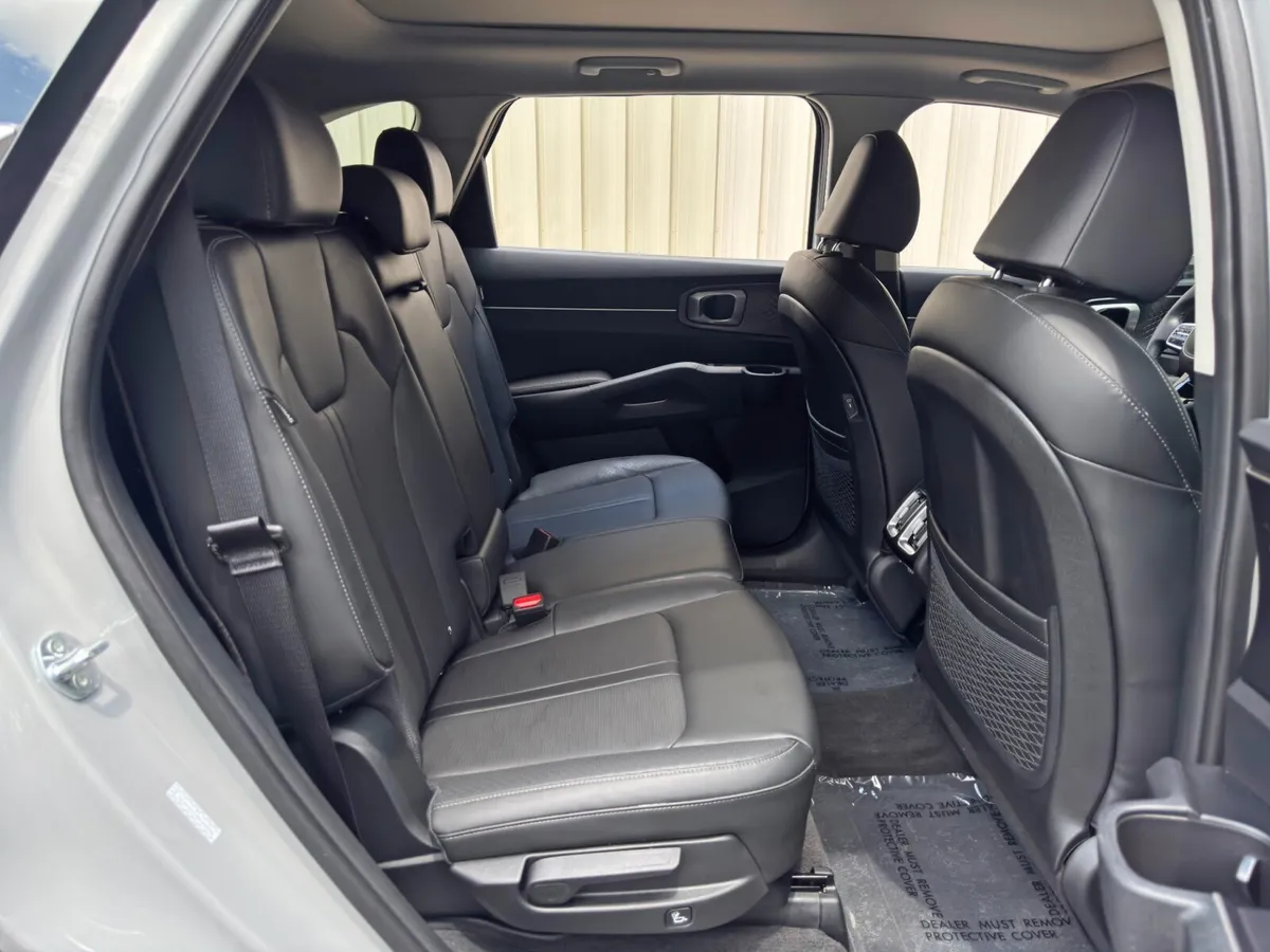 2025 Kia Sorento S thumbnail 39