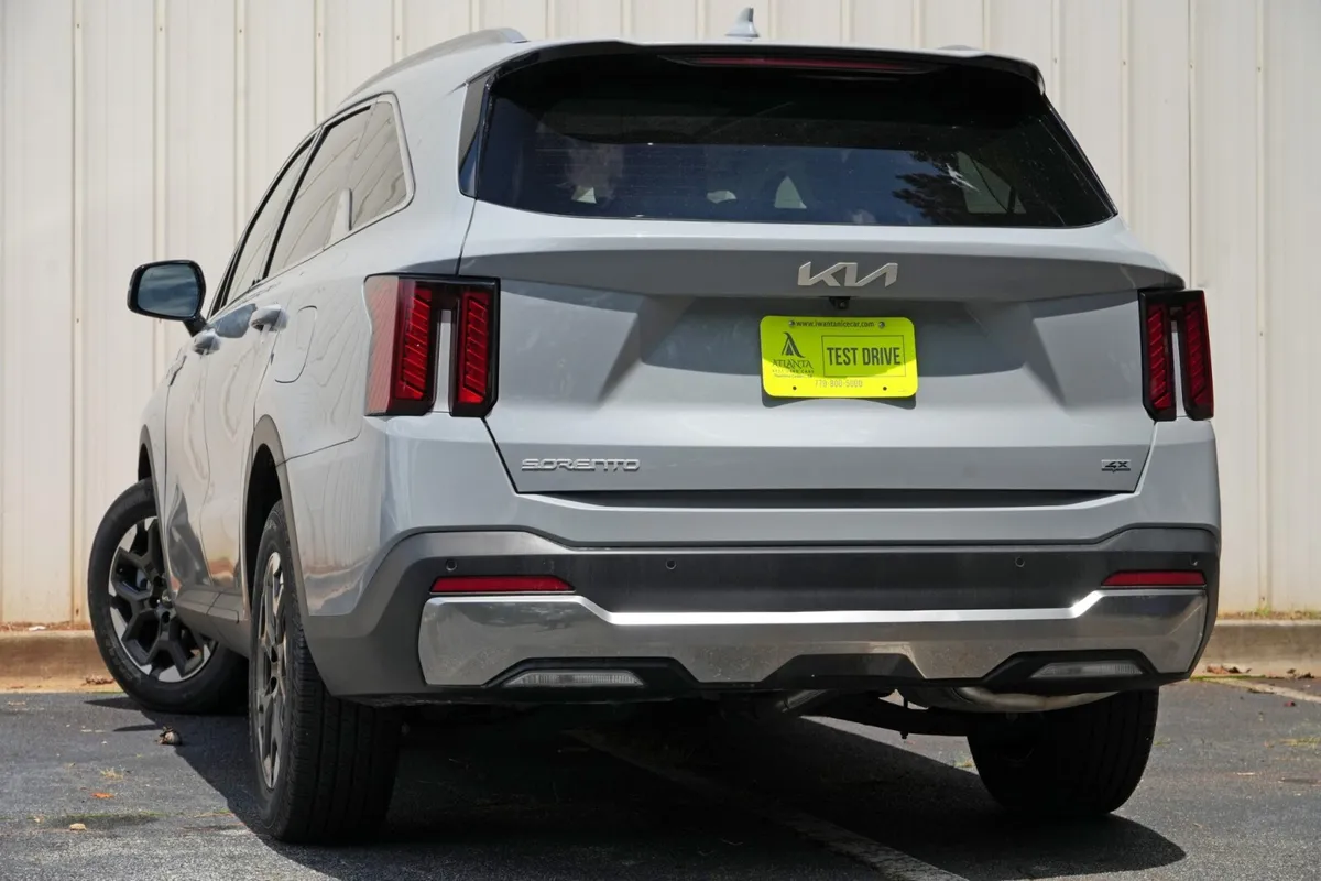 2025 Kia Sorento S thumbnail 5