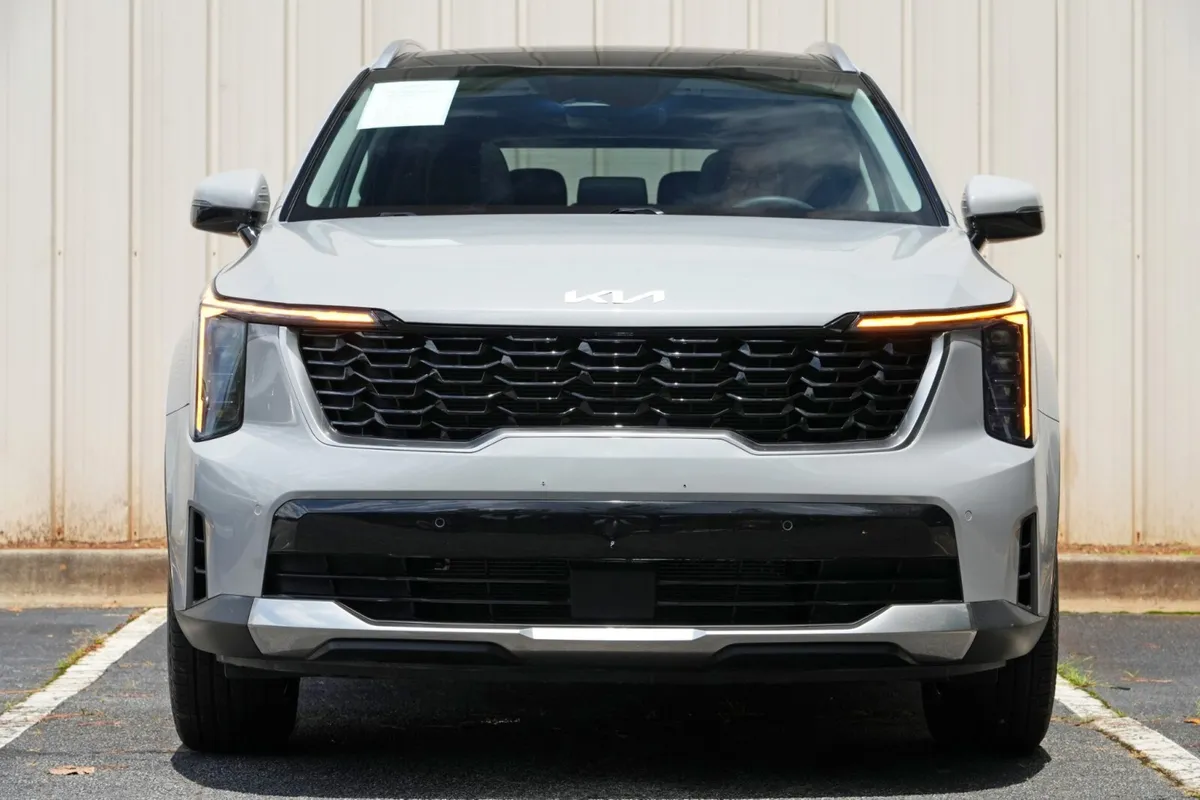 2025 Kia Sorento S thumbnail 6