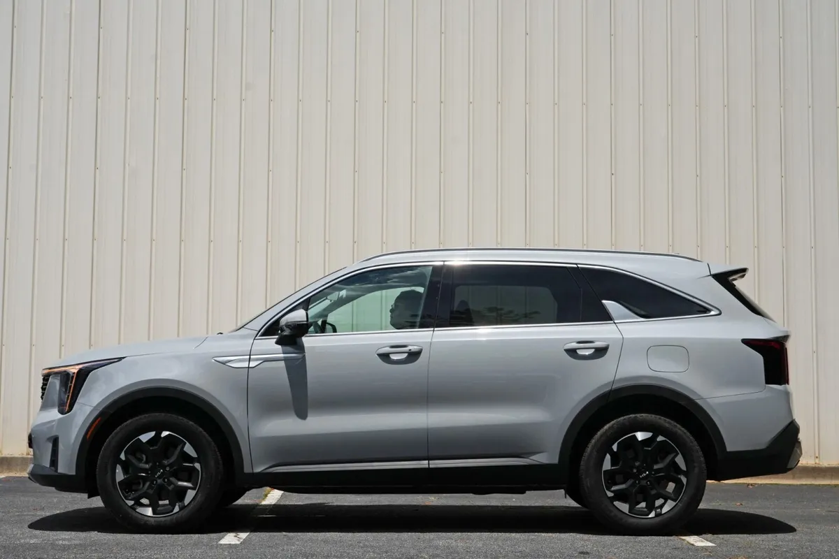 2025 Kia Sorento S thumbnail 8