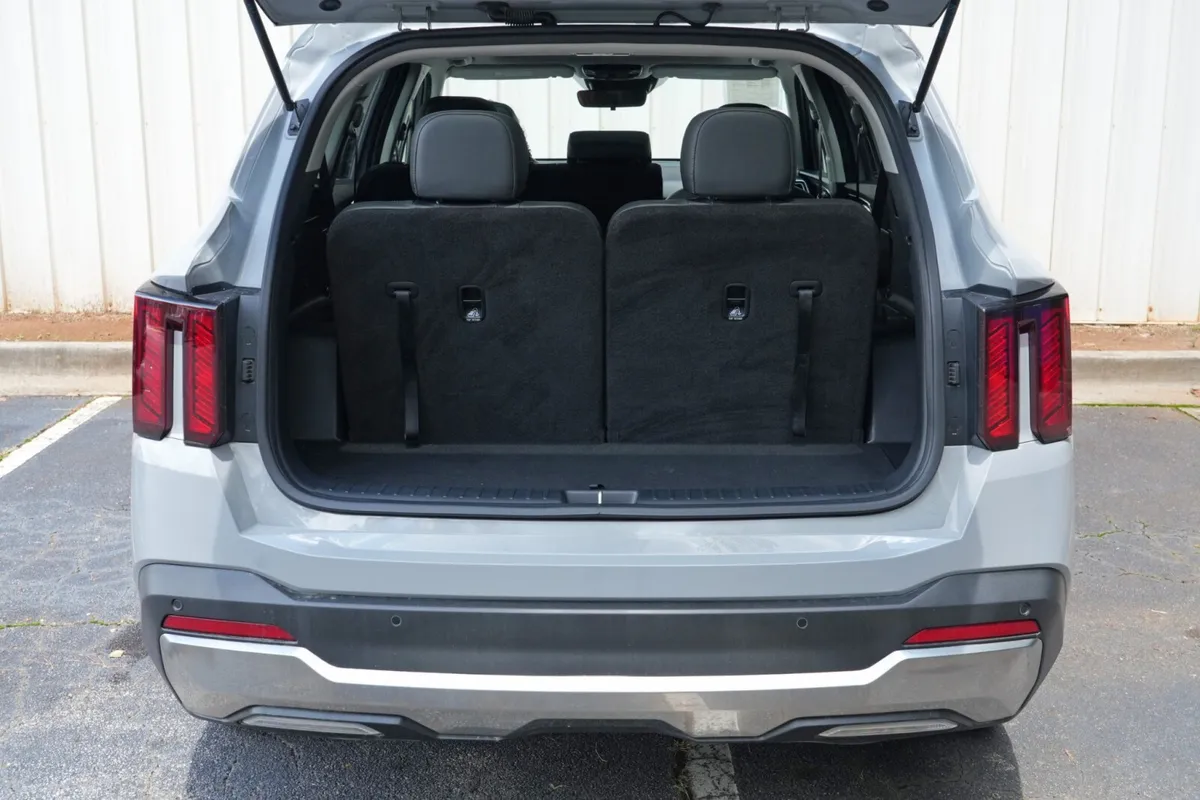2025 Kia Sorento S thumbnail 9