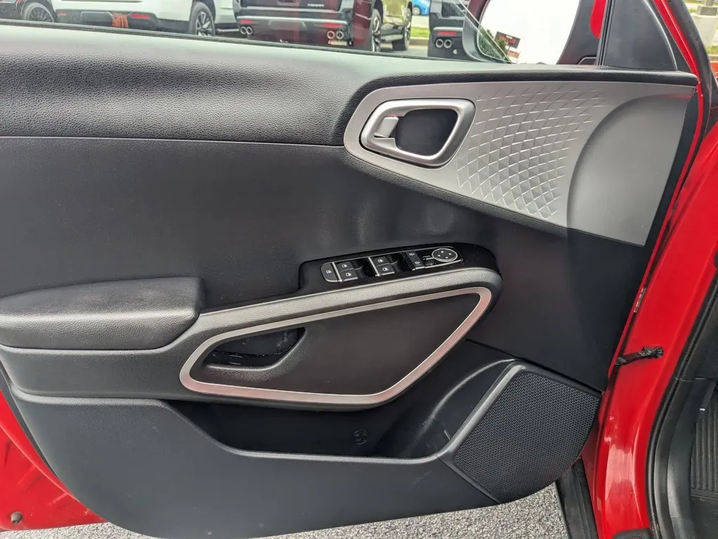 2025 Kia Soul LX thumbnail 11