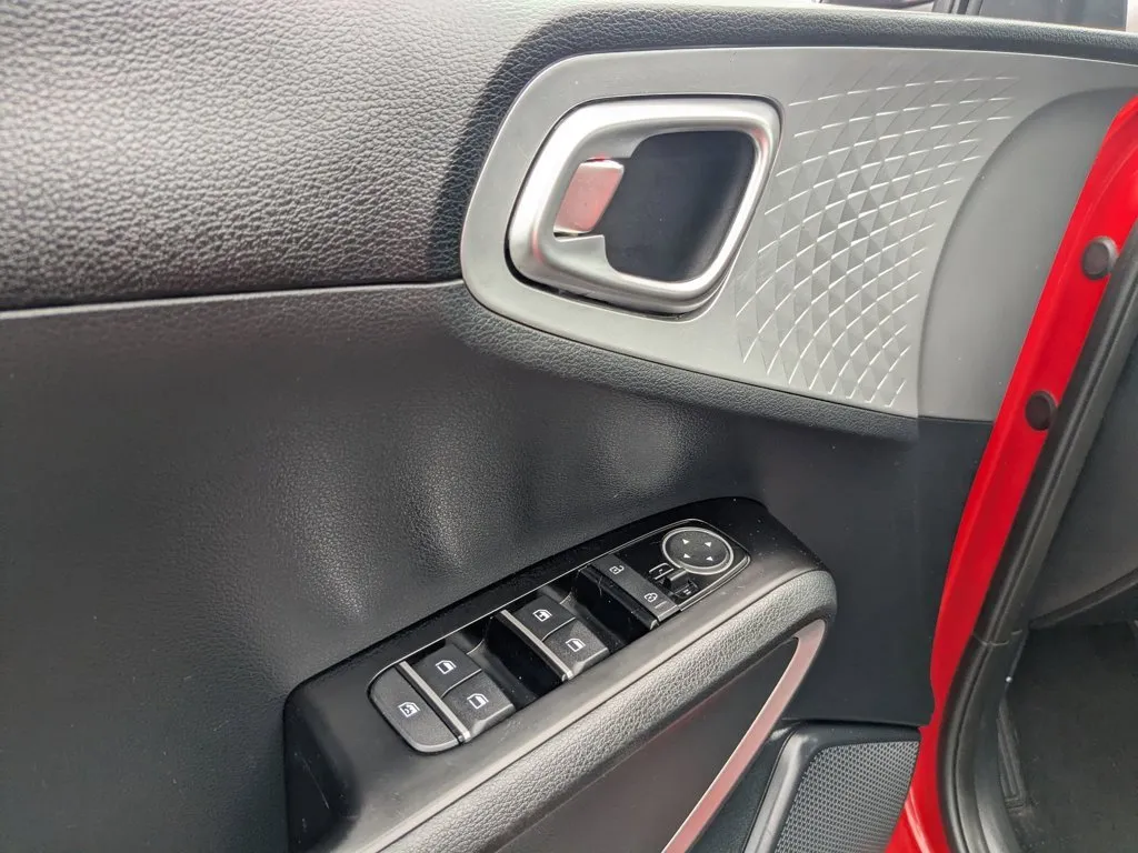 2025 Kia Soul LX thumbnail 12