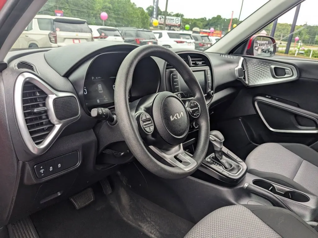 2025 Kia Soul LX thumbnail 13