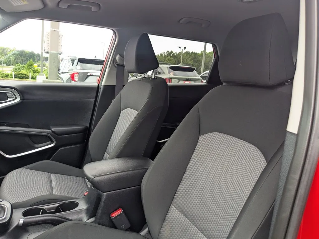 2025 Kia Soul LX thumbnail 14