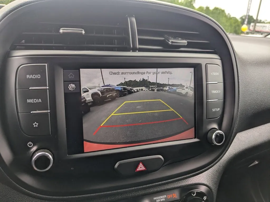 2025 Kia Soul LX thumbnail 16