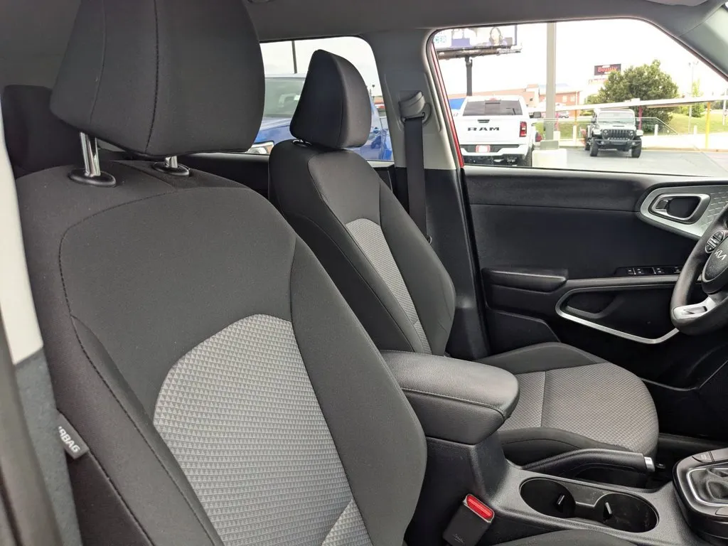 2025 Kia Soul LX thumbnail 25