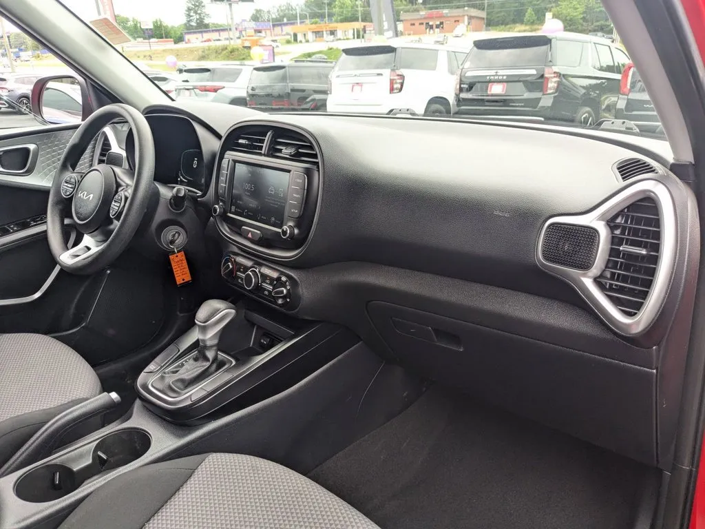 2025 Kia Soul LX thumbnail 26