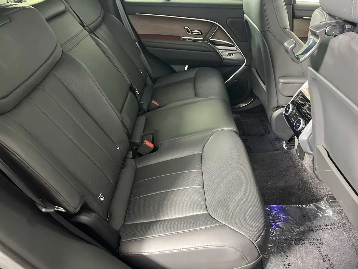 2025 Land Rover Range Rover SE thumbnail 17