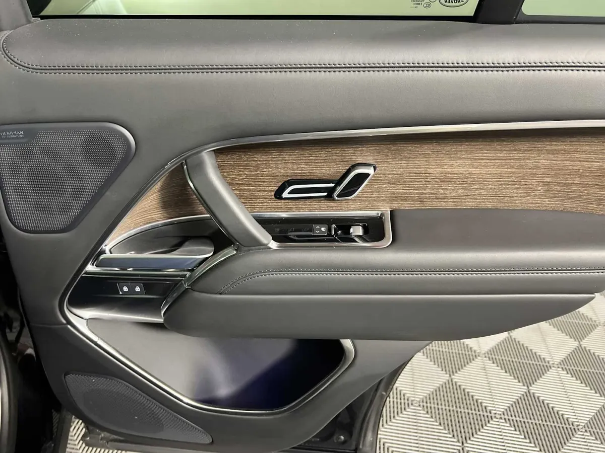 2025 Land Rover Range Rover SE thumbnail 18