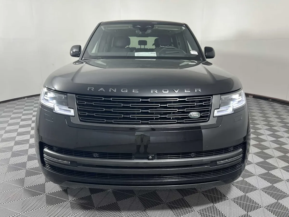 2025 Land Rover Range Rover SE thumbnail 2