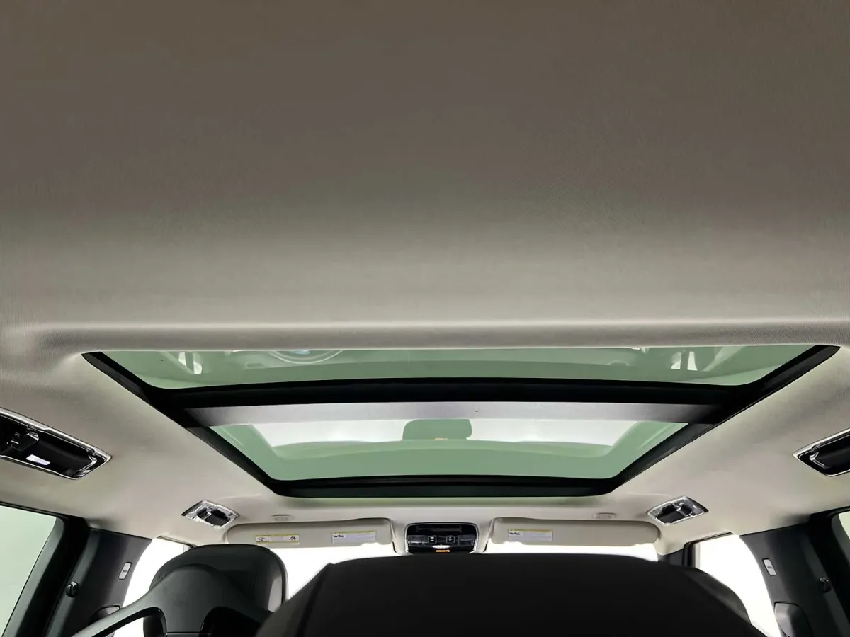 2025 Land Rover Range Rover SE thumbnail 21