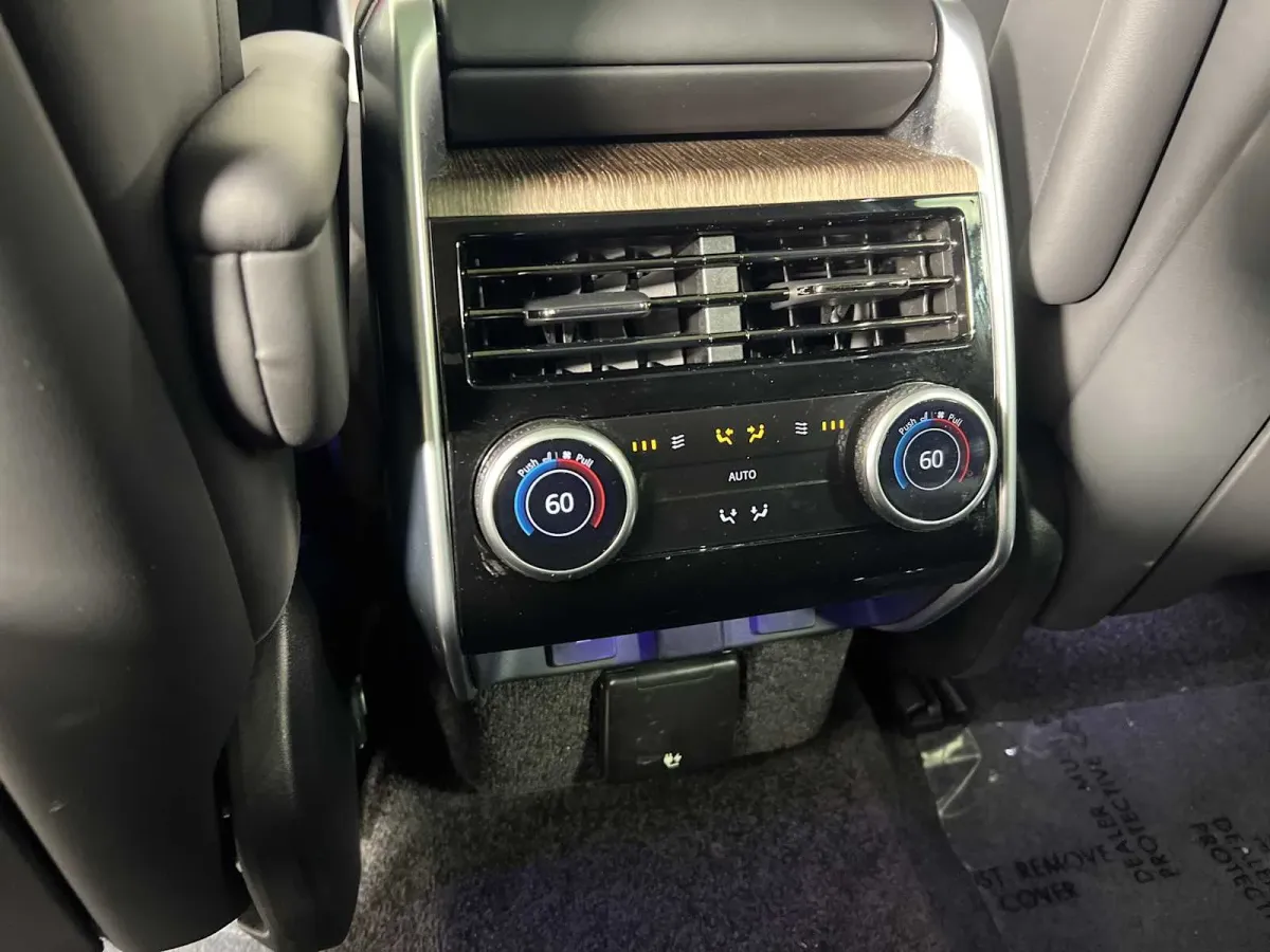 2025 Land Rover Range Rover SE thumbnail 24