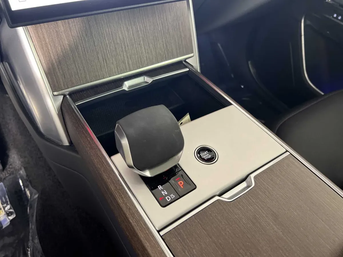 2025 Land Rover Range Rover SE thumbnail 29