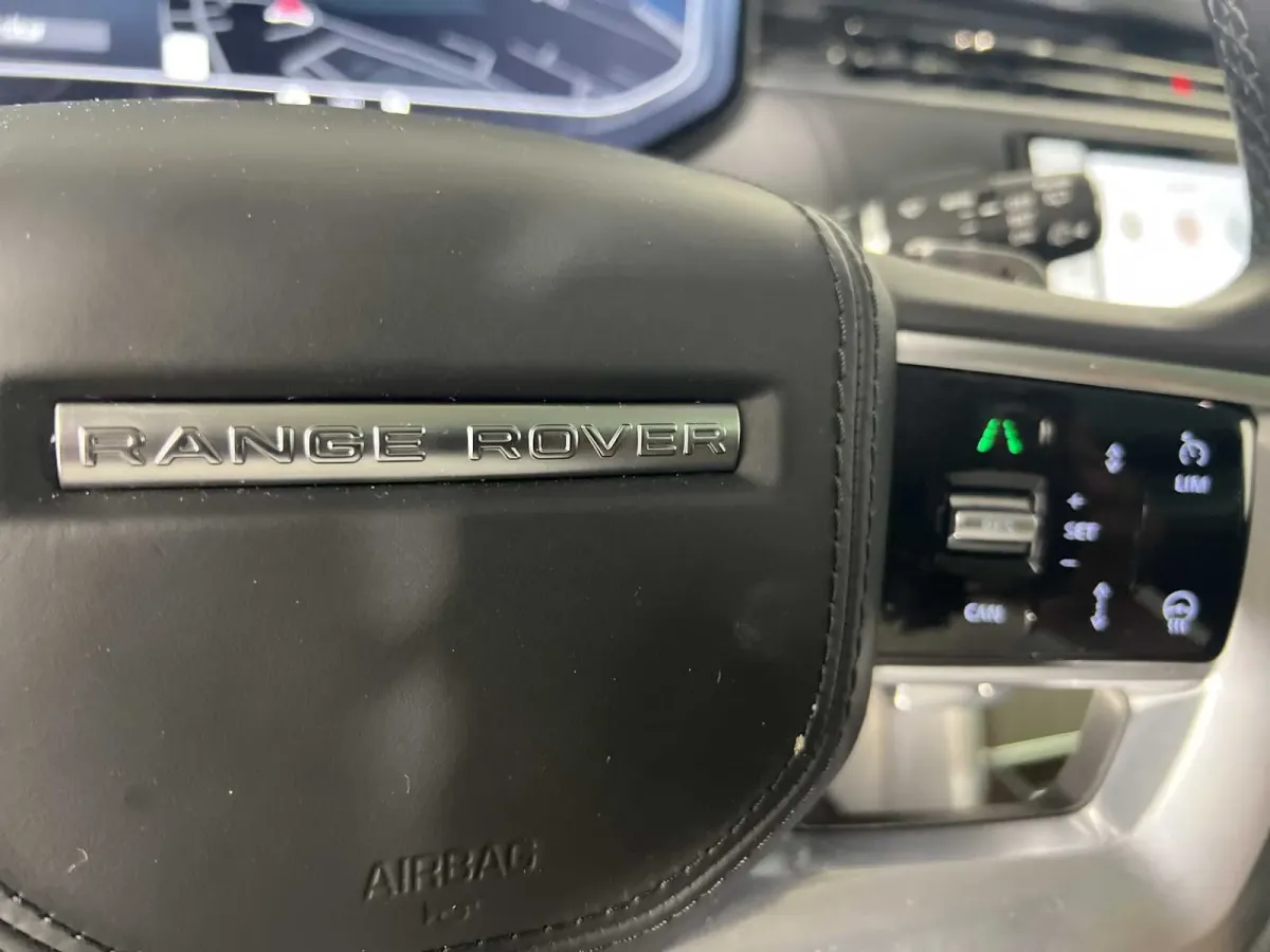 2025 Land Rover Range Rover SE thumbnail 31