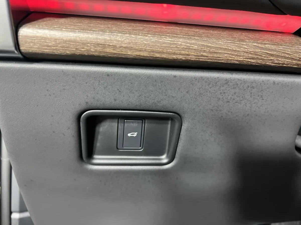 2025 Land Rover Range Rover SE thumbnail 33