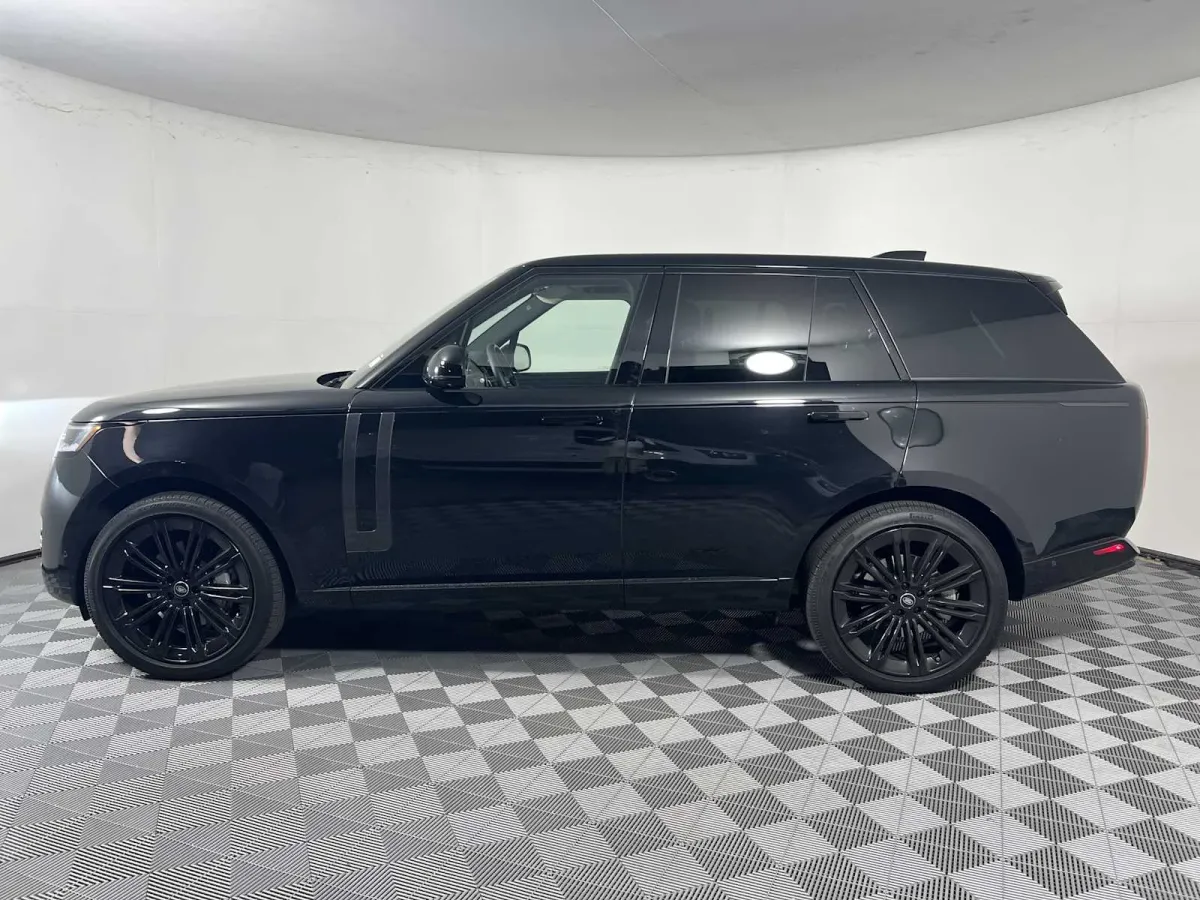 2025 Land Rover Range Rover SE thumbnail 4