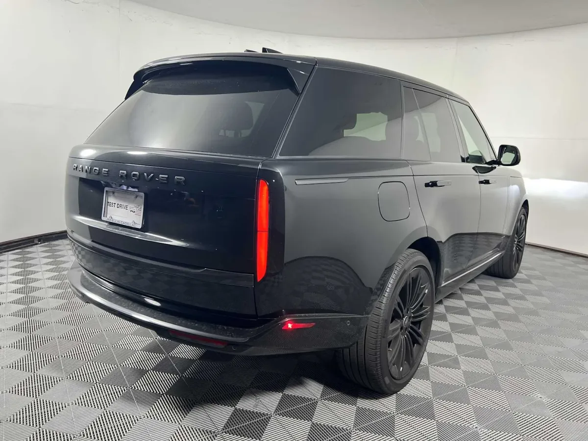 2025 Land Rover Range Rover SE thumbnail 8