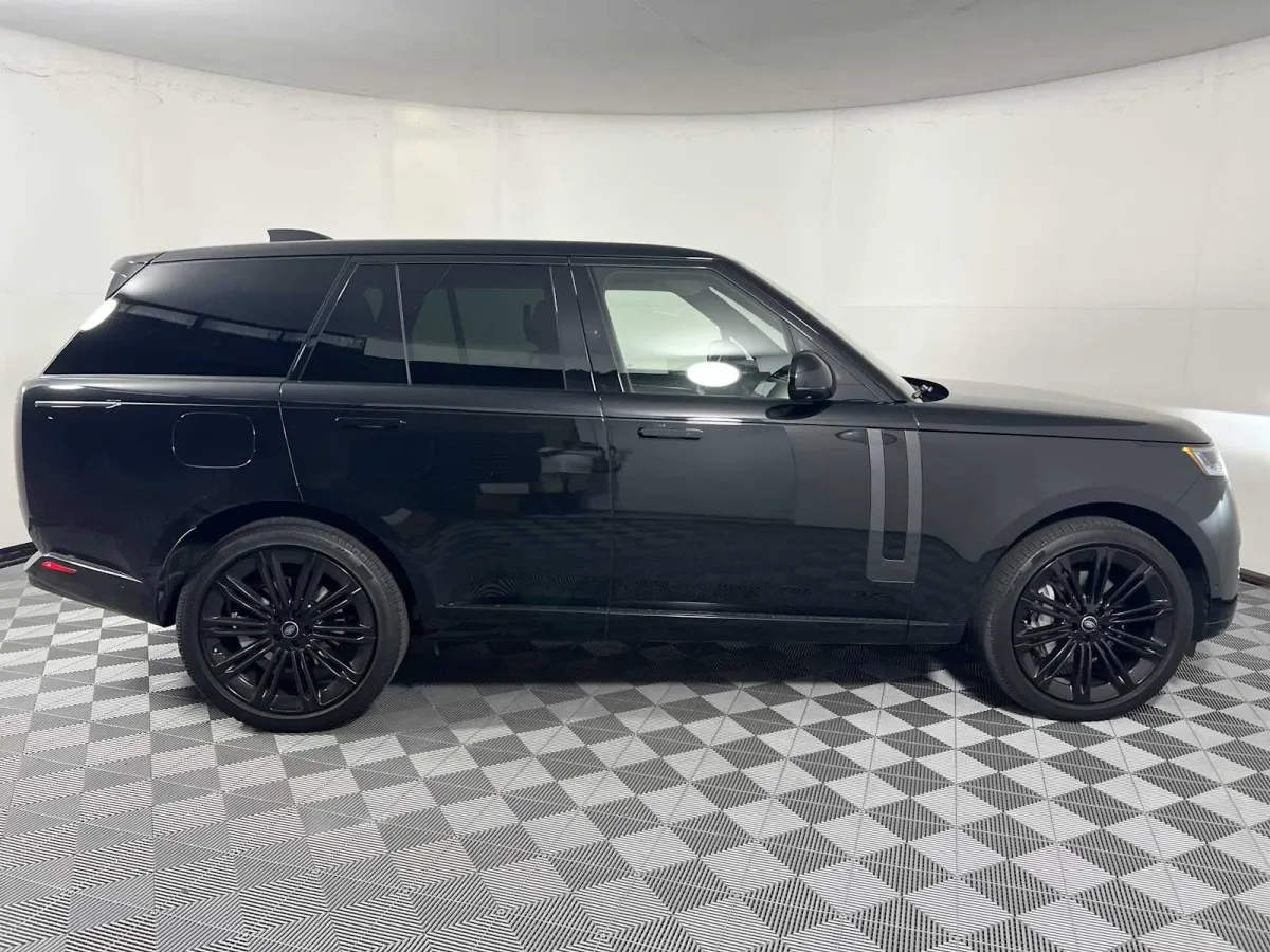 2025 Land Rover Range Rover SE thumbnail 9