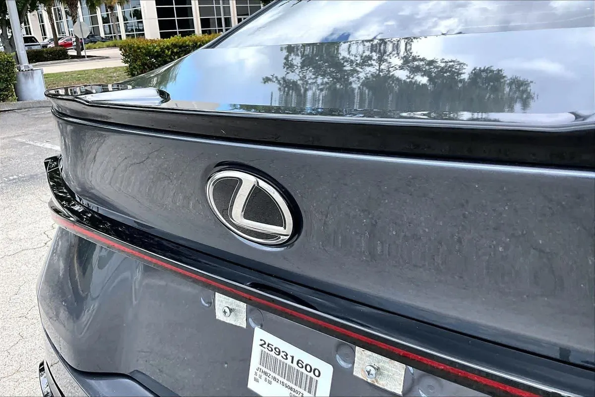 2025 Lexus IS 350 F SPORT Design thumbnail 31