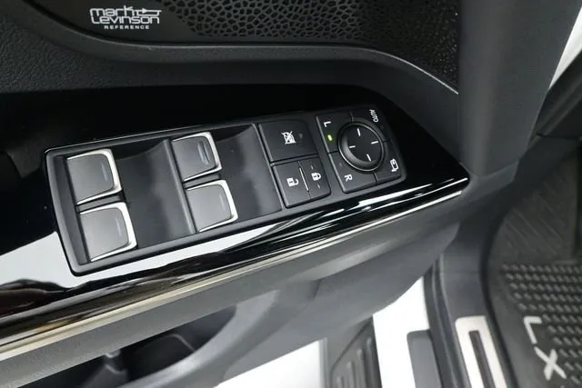 2025 Lexus LX 700h Overtrail thumbnail 10