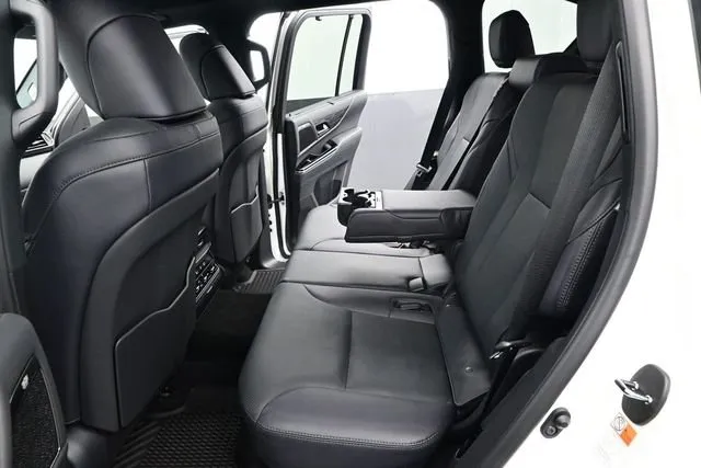 2025 Lexus LX 700h Overtrail thumbnail 13