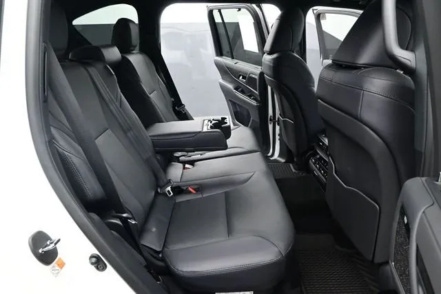 2025 Lexus LX 700h Overtrail thumbnail 16