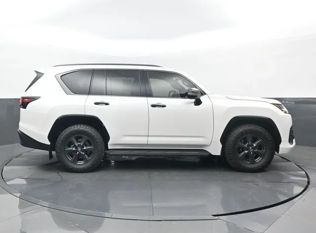 2025 Lexus LX 700h Overtrail thumbnail 2