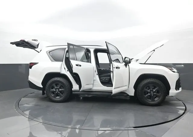 2025 Lexus LX 700h Overtrail thumbnail 33