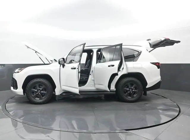 2025 Lexus LX 700h Overtrail thumbnail 34