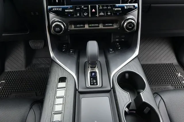 2025 Lexus LX 700h Overtrail thumbnail 8