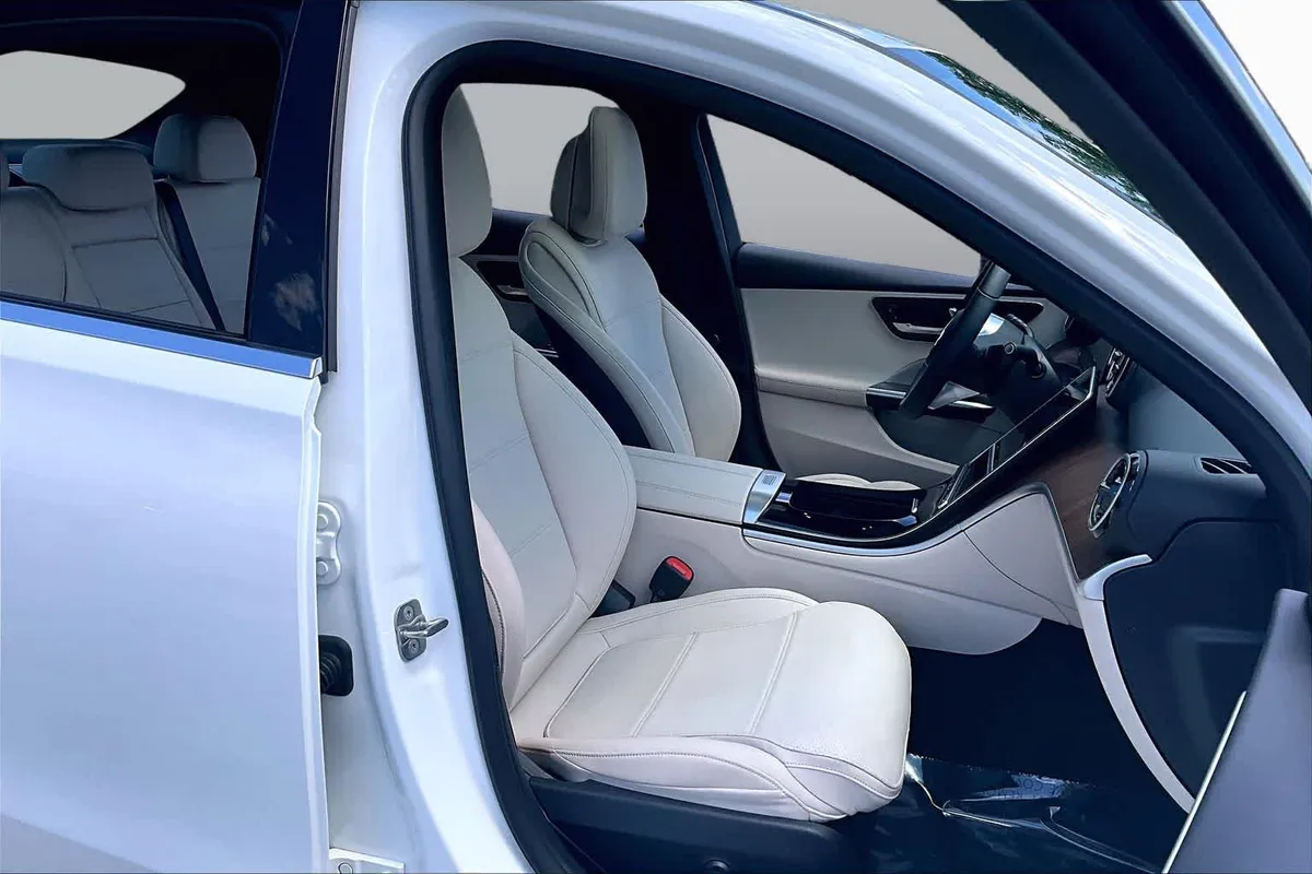 2025 Mercedes-Benz C 300 C 300 thumbnail 9