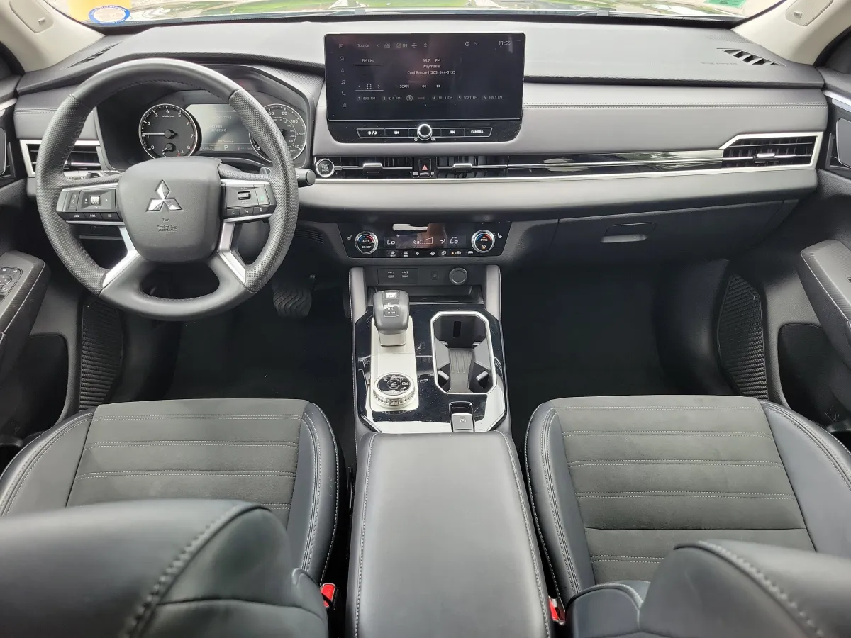 2025 Mitsubishi Outlander SE thumbnail 10