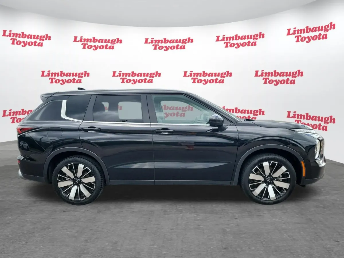 2025 Mitsubishi Outlander SE thumbnail 2