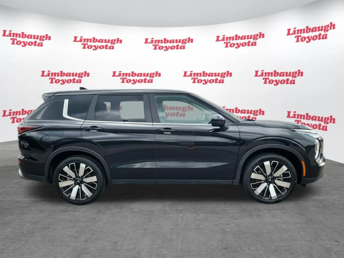 2025 Mitsubishi Outlander SE thumbnail 23