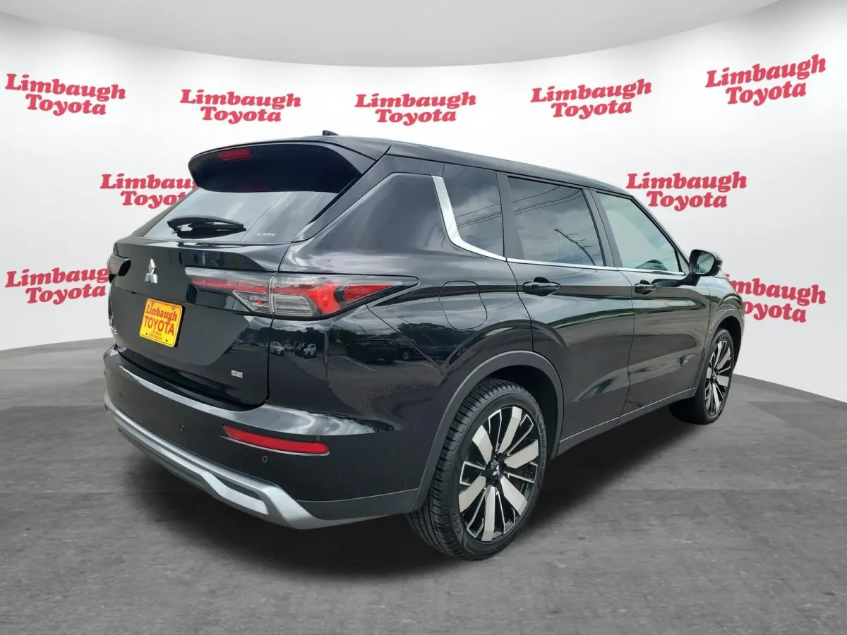 2025 Mitsubishi Outlander SE thumbnail 24