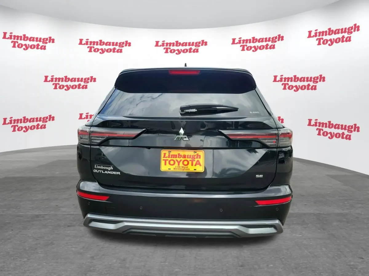 2025 Mitsubishi Outlander SE thumbnail 25