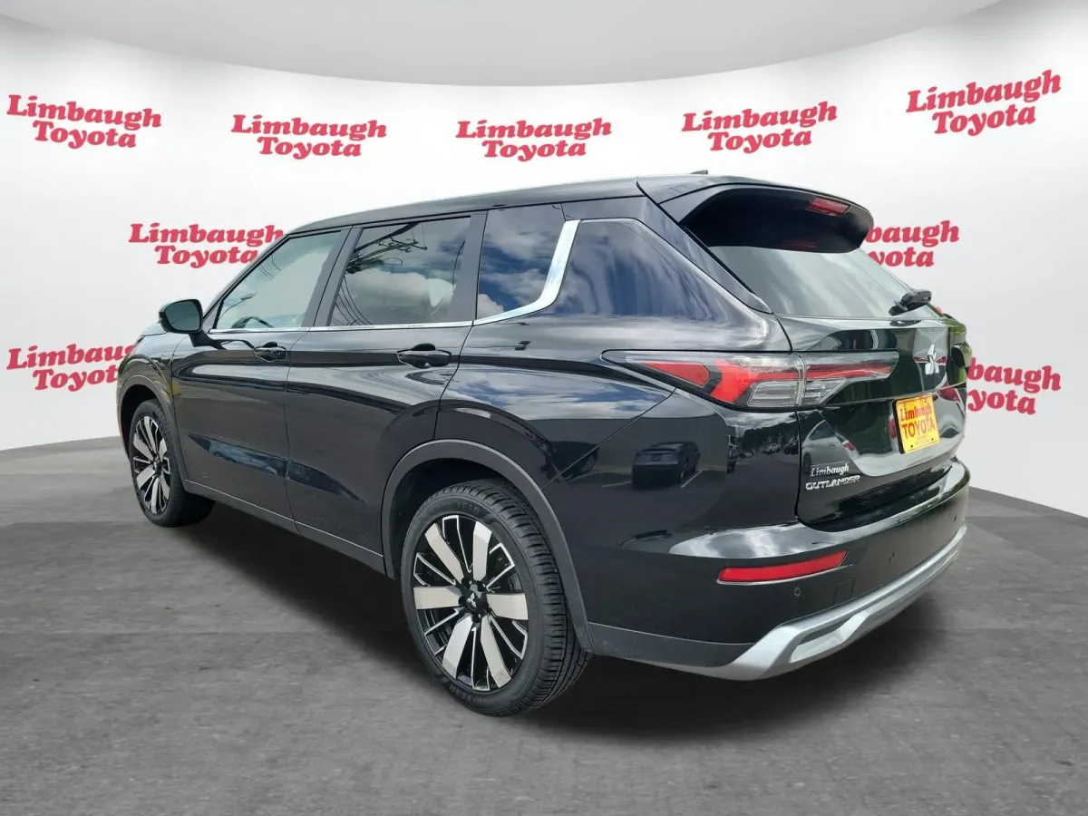 2025 Mitsubishi Outlander SE thumbnail 26