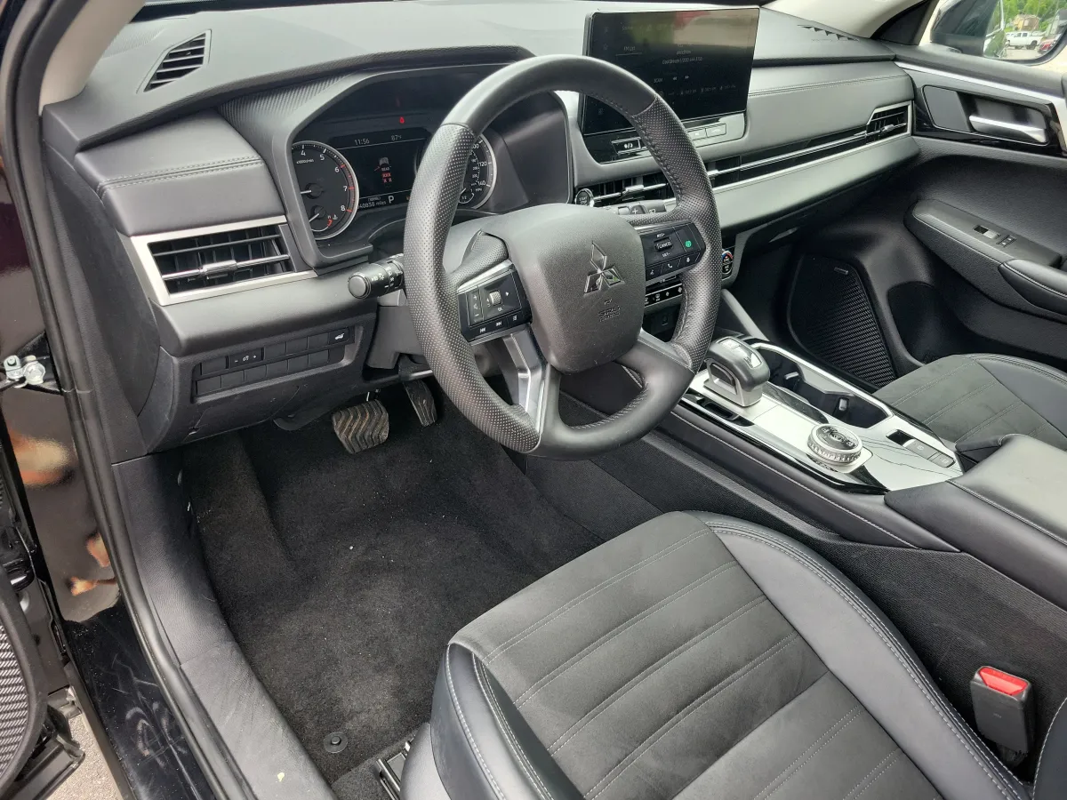 2025 Mitsubishi Outlander SE thumbnail 4
