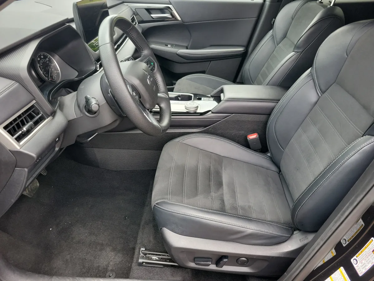 2025 Mitsubishi Outlander SE thumbnail 5