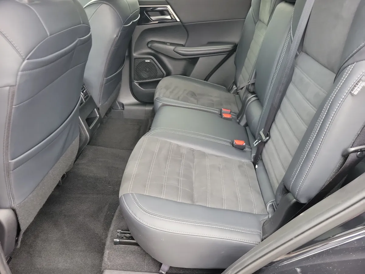 2025 Mitsubishi Outlander SE thumbnail 9