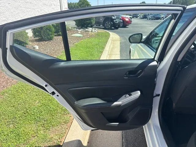 2025 Nissan Altima 2.5 SV thumbnail 14
