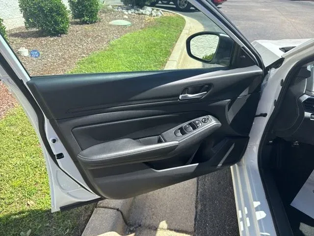 2025 Nissan Altima 2.5 SV thumbnail 19