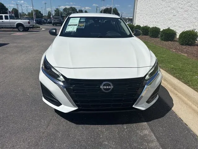 2025 Nissan Altima 2.5 SV thumbnail 2