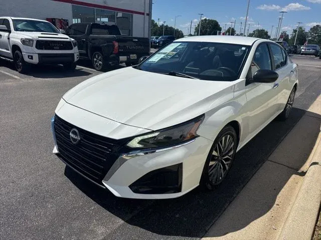 2025 Nissan Altima 2.5 SV thumbnail 3